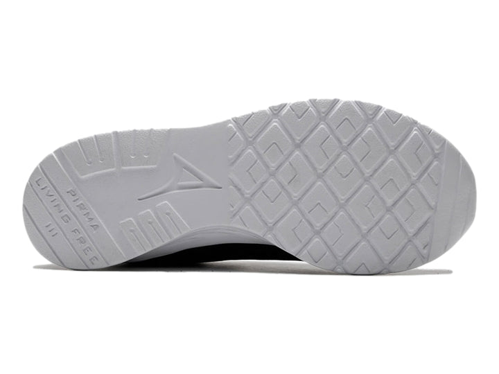 Tenis deportivos Pirma color negro con suela blanca sobre fondo blanco.