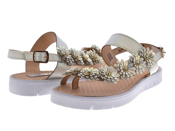 Sandalias blancas para niña con adornos de flores en relieve y suela de plataforma blanca.
