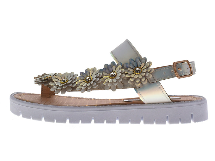 Sandalias blancas para niña con adornos de flores en relieve y suela de plataforma blanca.