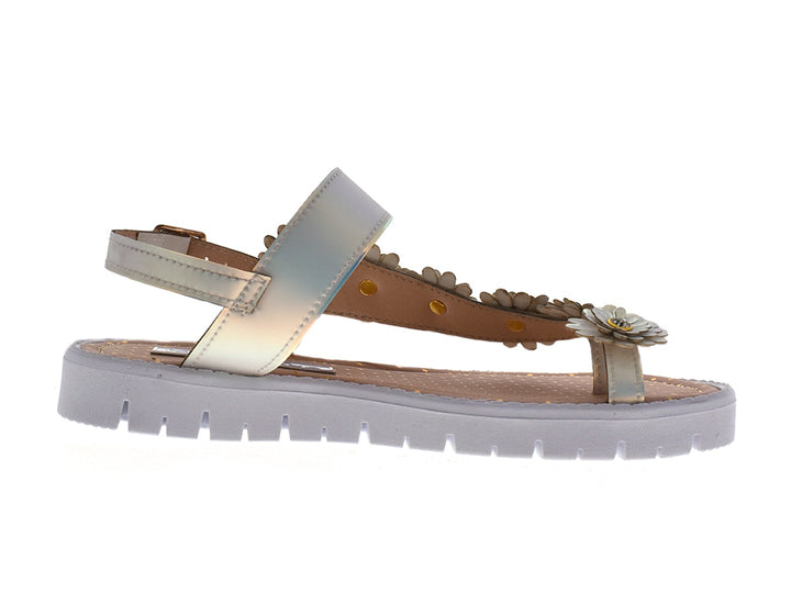 Sandalias blancas para niña con adornos de flores en relieve y suela de plataforma blanca.