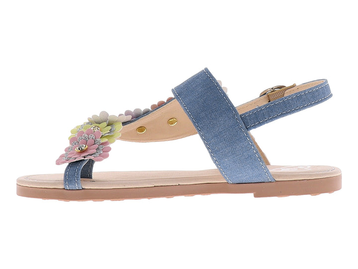 Sandalias de mezclilla azul para niña con aplicaciones de flores multicolores y suela plana beige.