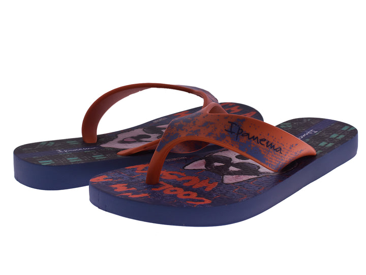 Sandalias Ipanema para niño en color azul con correas naranjas y estampados gráficos.