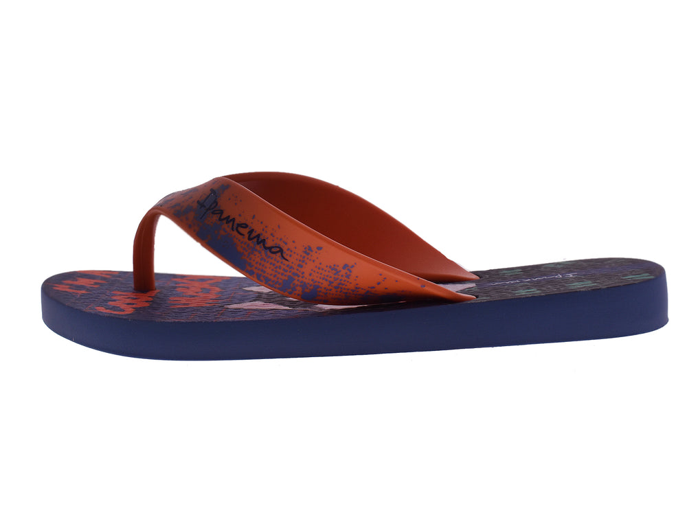 Sandalias Ipanema para niño en color azul con correas naranjas y estampados gráficos.