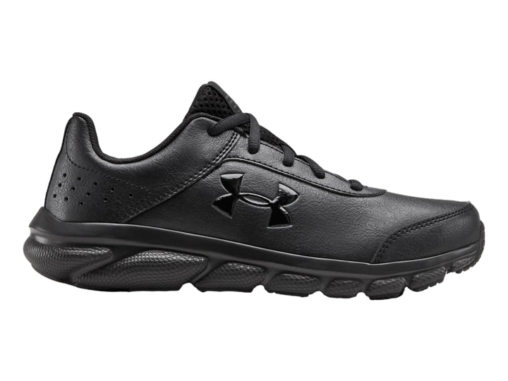 Zapato deportivo Under Armour color negro con logotipo lateral y suela a juego.