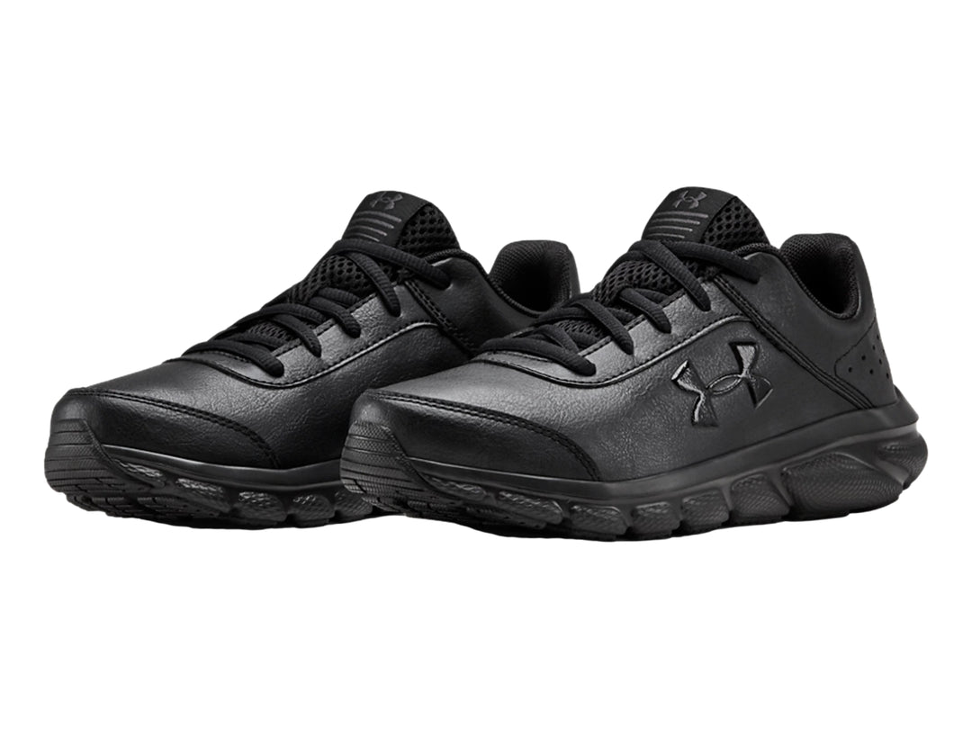 Zapato deportivo Under Armour color negro con logotipo lateral y suela a juego.
