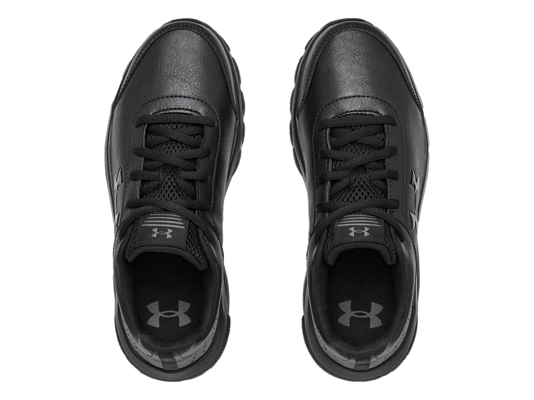 Zapato deportivo Under Armour color negro con logotipo lateral y suela a juego.