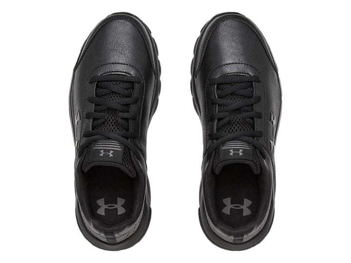 Zapato deportivo Under Armour color negro con logotipo lateral y suela a juego.