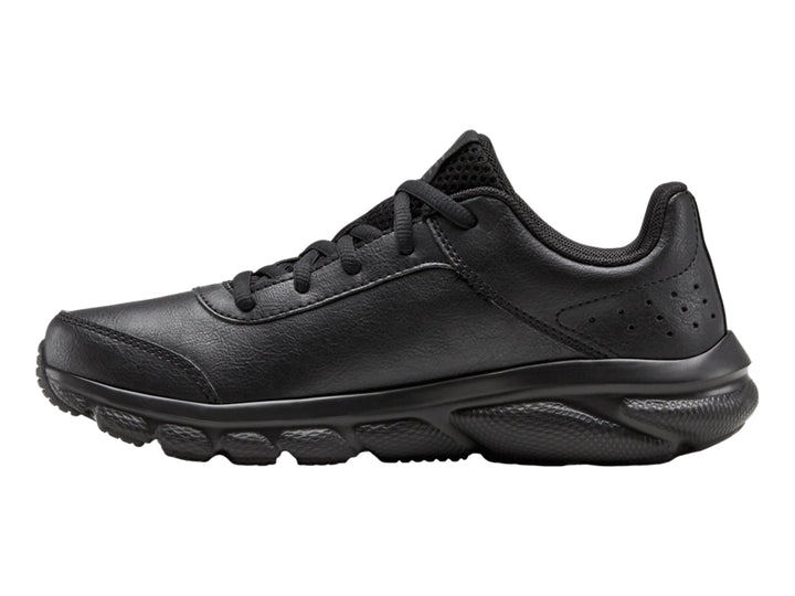 Zapato deportivo Under Armour color negro con logotipo lateral y suela a juego.
