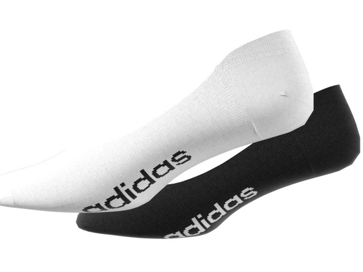 Par de calcetines Adidas, uno en color negro y otro en color blanco, sobre fondo blanco.