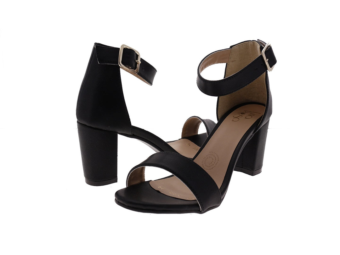 Sandalias negras de cuero con tacón grueso y correa ajustable al tobillo.