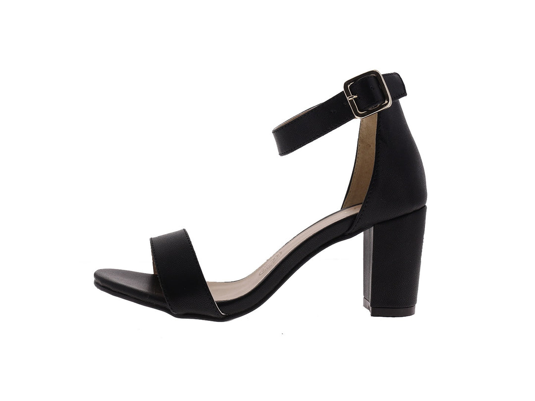 Sandalias negras de cuero con tacón grueso y correa ajustable al tobillo.