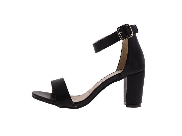 Sandalias negras de cuero con tacón grueso y correa ajustable al tobillo.