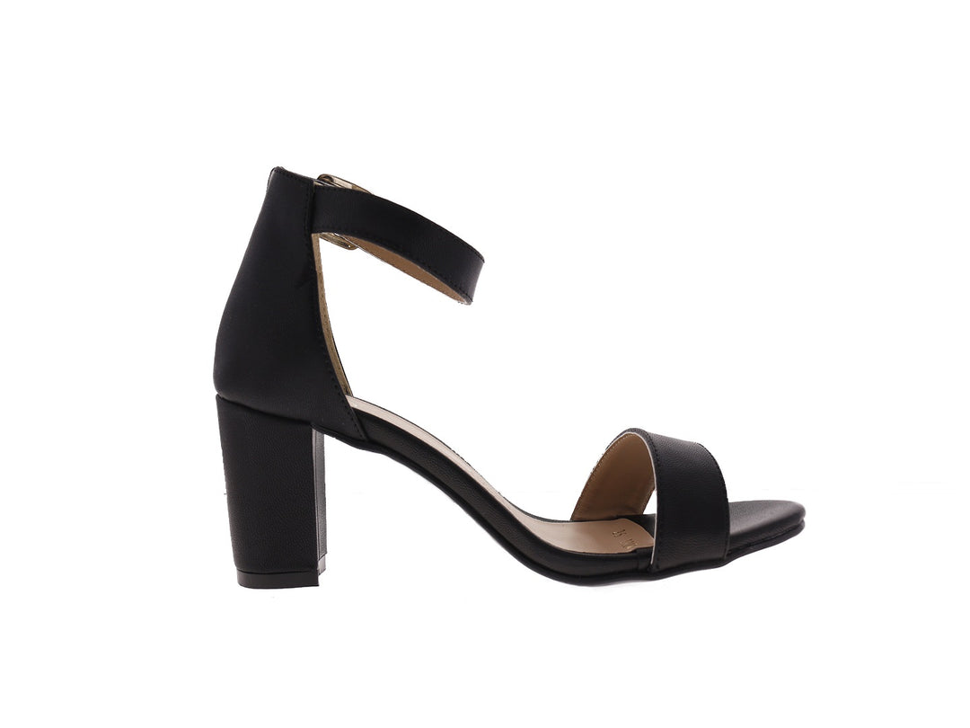 Sandalias negras de cuero con tacón grueso y correa ajustable al tobillo.