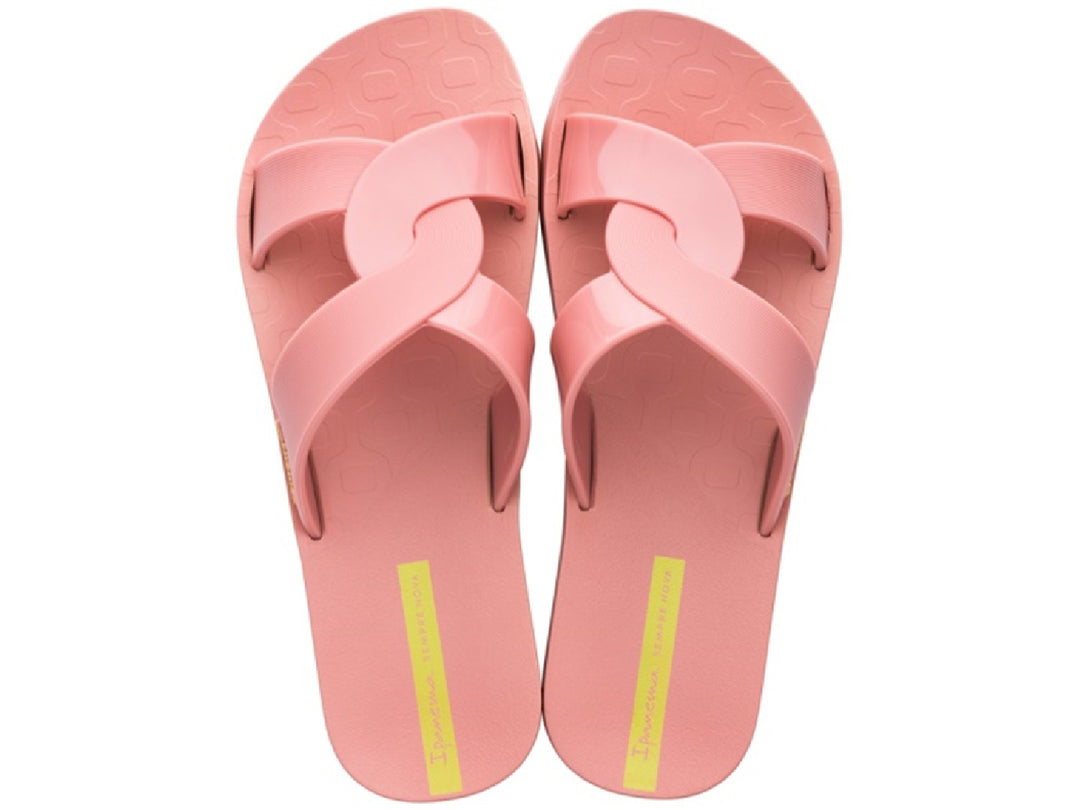 Sandalias Ipanema color rosa con tiras cruzadas y detalles amarillos en la plantilla.