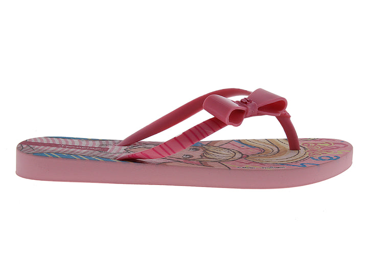Sandalias rosas para niña con moño decorativo y estampado de Barbie en la plantilla.