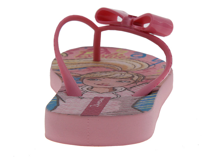 Sandalias rosas para niña con moño decorativo y estampado de Barbie en la plantilla.