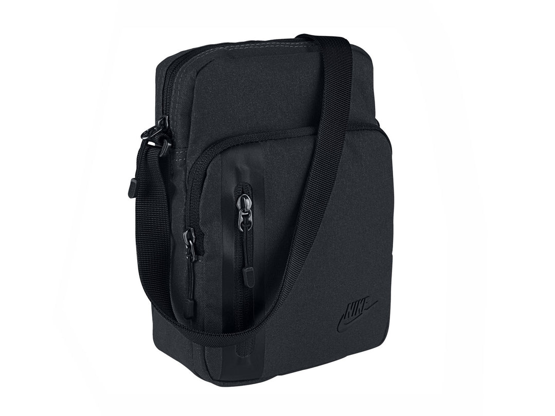 Bolso pequeño Nike Tech de color negro con correa ajustable y cierres frontales.