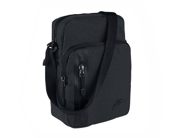 Bolso pequeño Nike Tech de color negro con correa ajustable y cierres frontales.