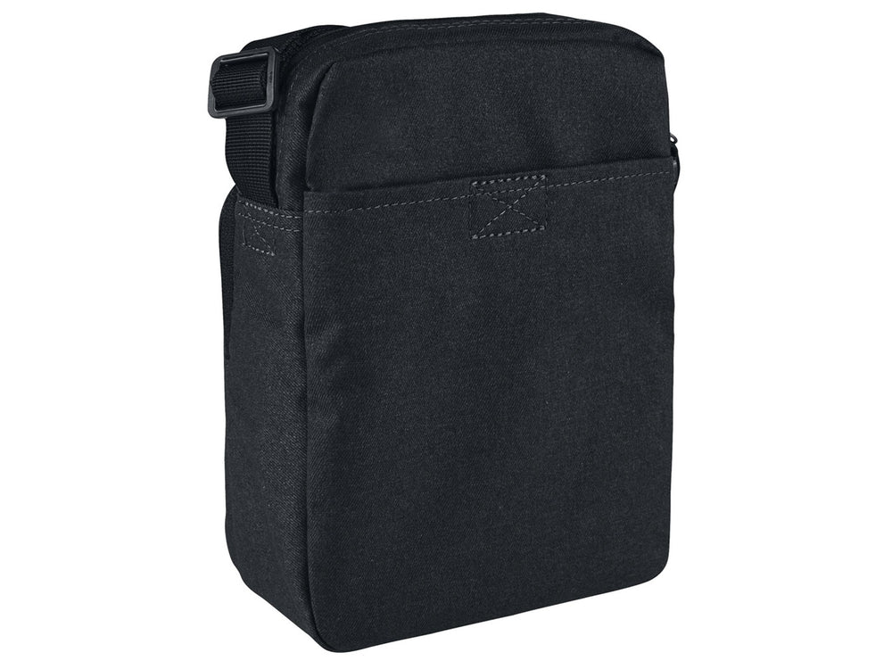 Bolso pequeño Nike Tech de color negro con correa ajustable y cierres frontales.