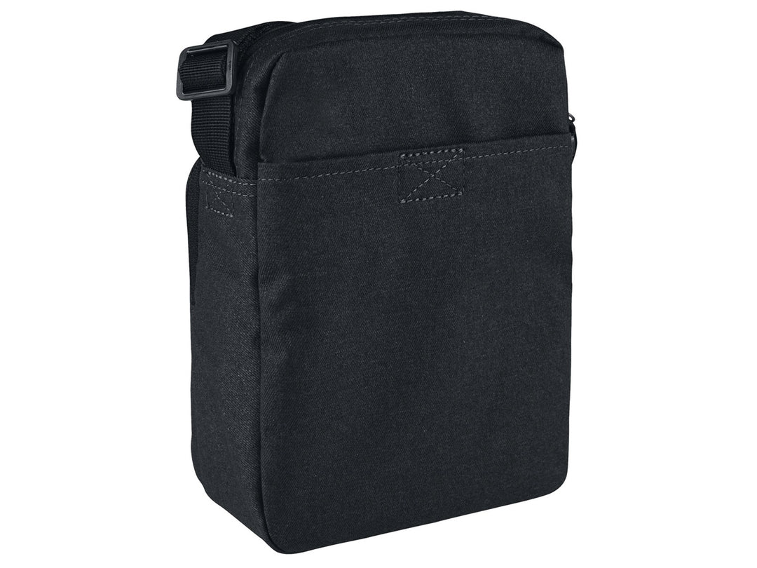 Bolso pequeño Nike Tech de color negro con correa ajustable y cierres frontales.
