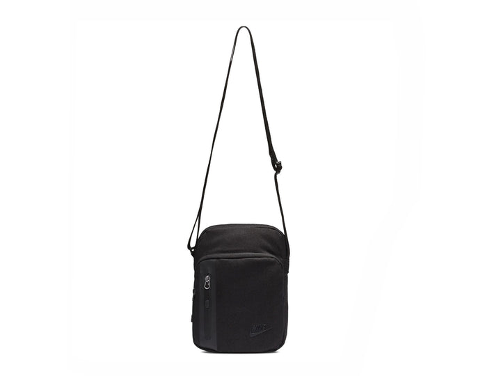 Bolso pequeño Nike Tech de color negro con correa ajustable y cierres frontales.