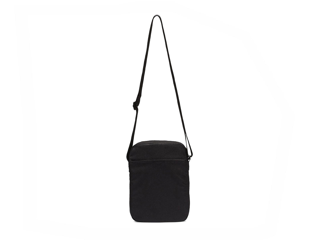 Bolso pequeño Nike Tech de color negro con correa ajustable y cierres frontales.