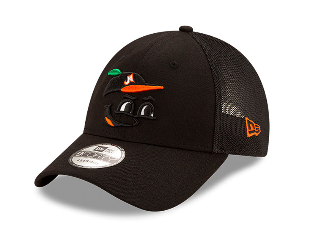 Gorra de béisbol New Era color negro con visera curva y parte posterior de malla.