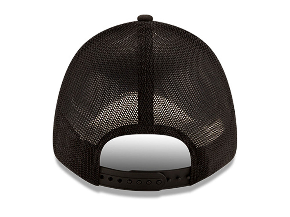 Gorra de béisbol New Era color negro con visera curva y parte posterior de malla.