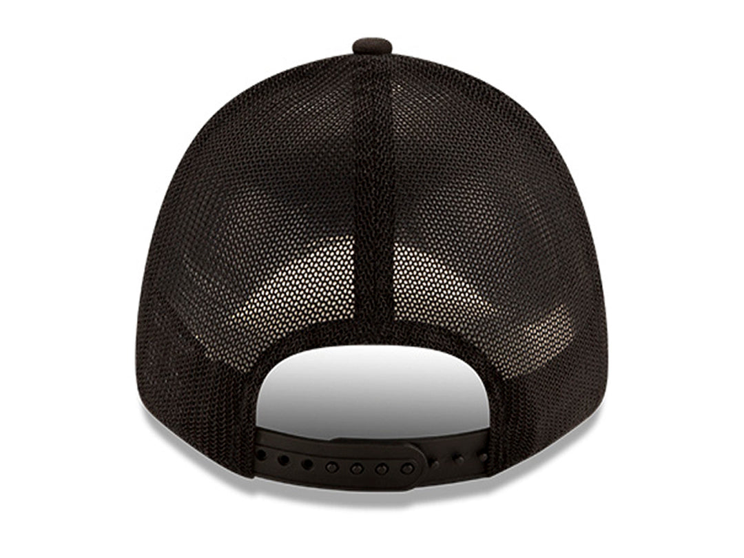 Gorra de béisbol New Era color negro con visera curva y parte posterior de malla.