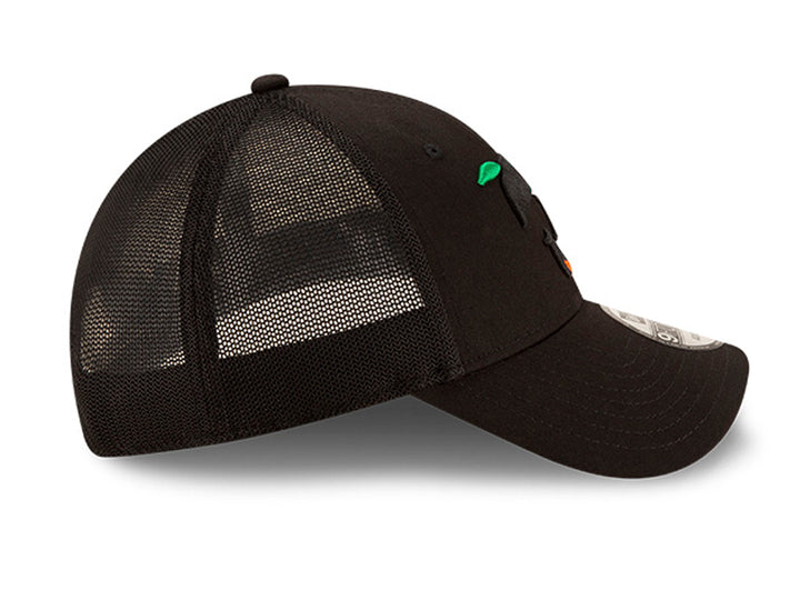Gorra de béisbol New Era color negro con visera curva y parte posterior de malla.