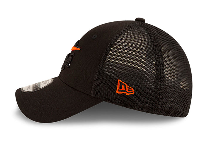 Gorra de béisbol New Era color negro con visera curva y parte posterior de malla.