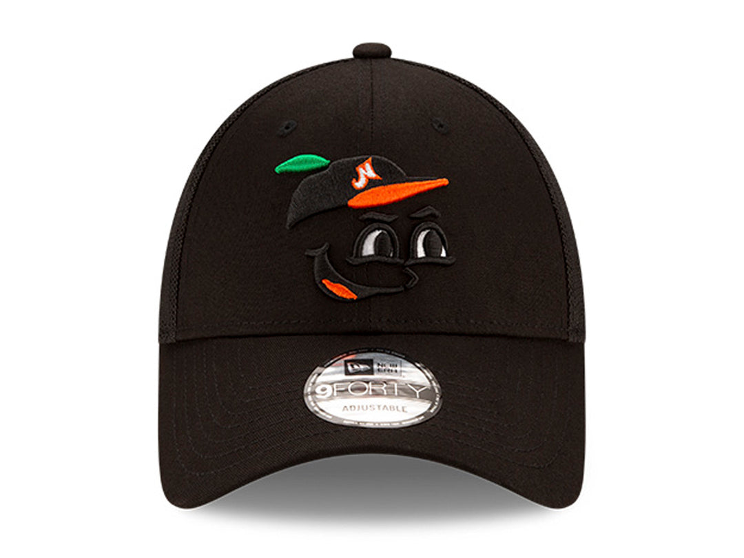 Gorra de béisbol New Era color negro con visera curva y parte posterior de malla.