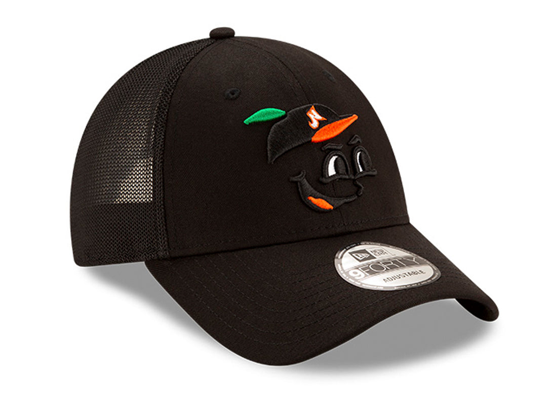 Gorra de béisbol New Era color negro con visera curva y parte posterior de malla.
