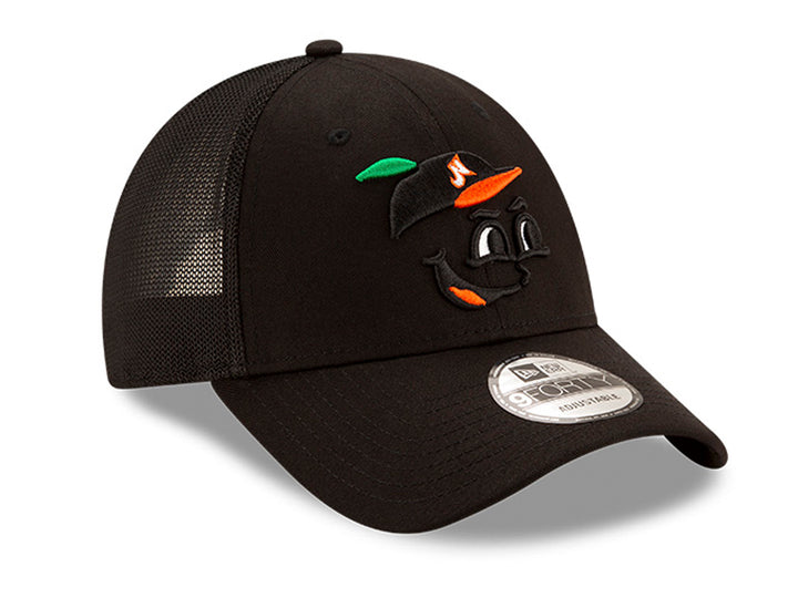 Gorra de béisbol New Era color negro con visera curva y parte posterior de malla.