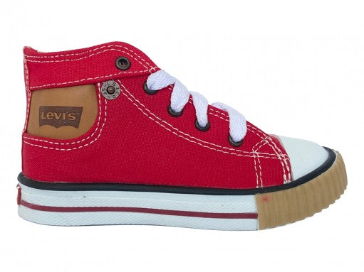Tenis infantiles de color rojo con agujetas y punta blanca, suela color café y detalles en cuero sintético.