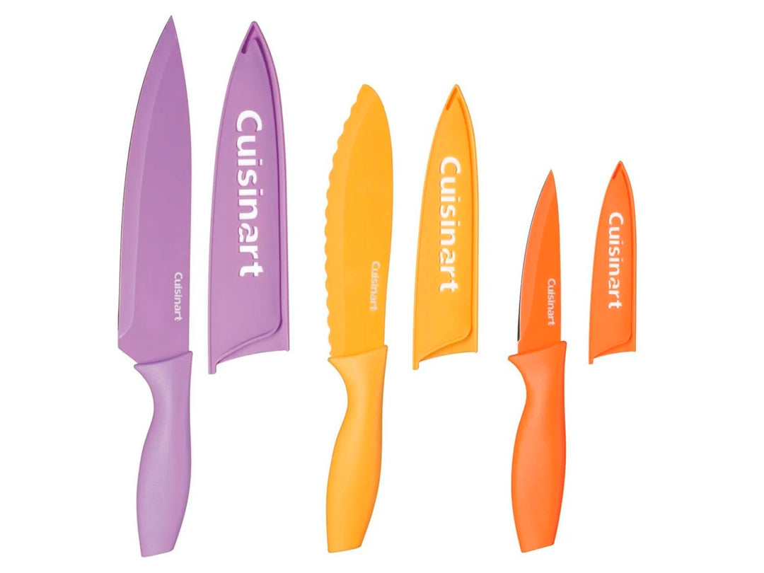 Set de tres cuchillos Cuisinart en colores morado, amarillo y naranja con sus respectivas fundas protectoras.