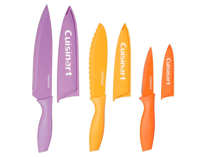 Set de tres cuchillos Cuisinart en colores morado, amarillo y naranja con sus respectivas fundas protectoras.