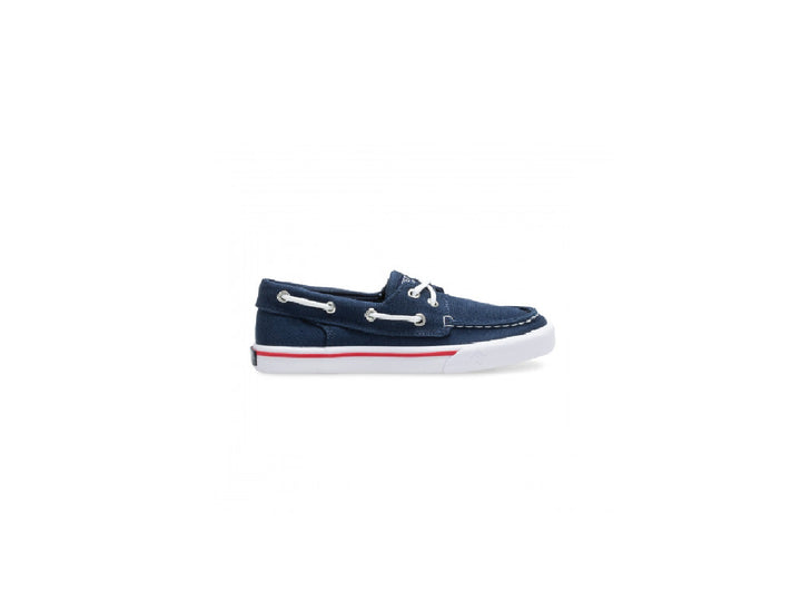Zapato náutico Sperry azul marino para niño con suela blanca y un detalle en rojo.