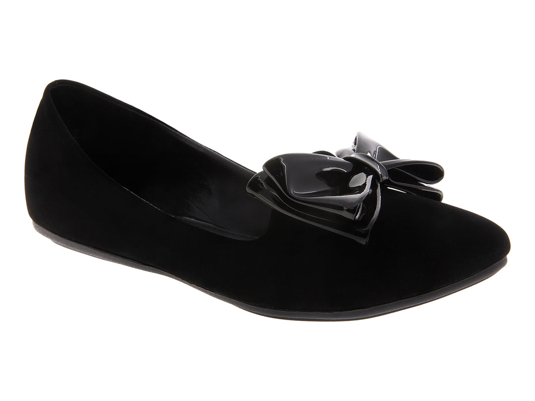 Zapato plano negro con acabado mate y un moño brillante decorativo en el empeine.