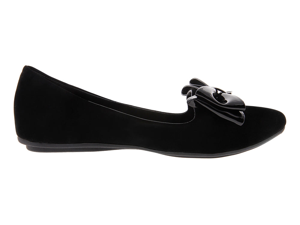 Zapato plano negro con acabado mate y un moño brillante decorativo en el empeine.