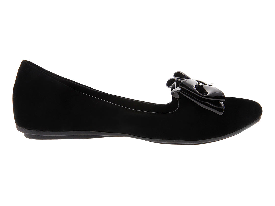 Zapato plano negro con acabado mate y un moño brillante decorativo en el empeine.