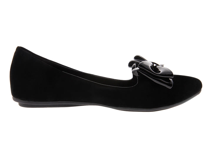Zapato plano negro con acabado mate y un moño brillante decorativo en el empeine.