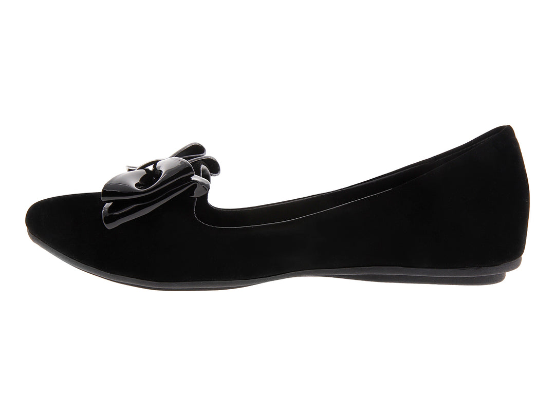 Zapato plano negro con acabado mate y un moño brillante decorativo en el empeine.