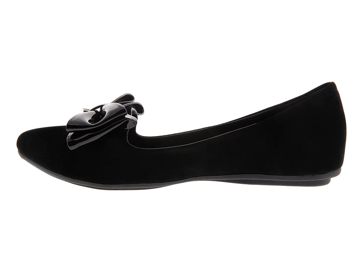 Zapato plano negro con acabado mate y un moño brillante decorativo en el empeine.