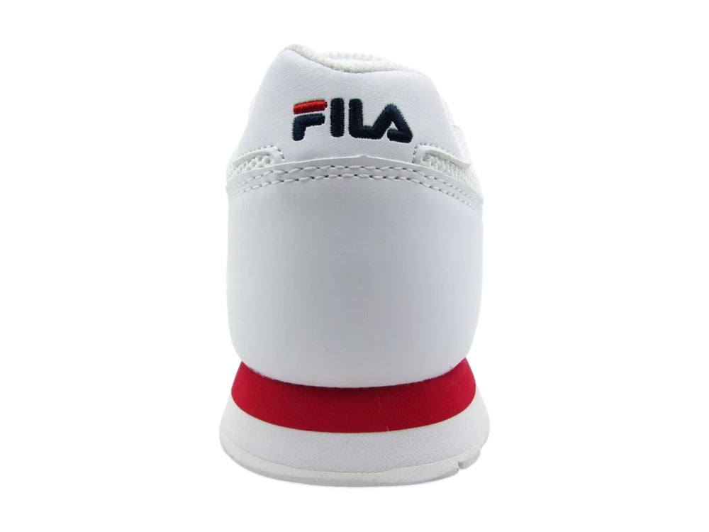 Tenis FILA CRESS blancos con una franja roja en la suela y logotipo lateral.