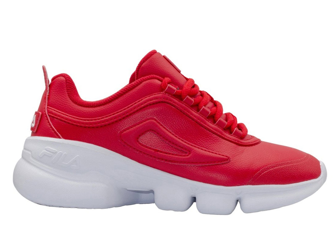 Tenis deportivos FILA color rojo con suela blanca ancha y robusta.