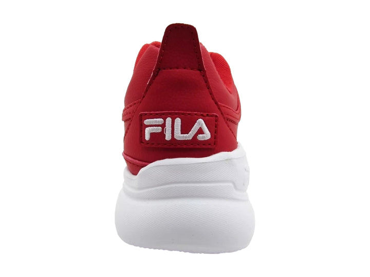 Tenis deportivos FILA color rojo con suela blanca ancha y robusta.
