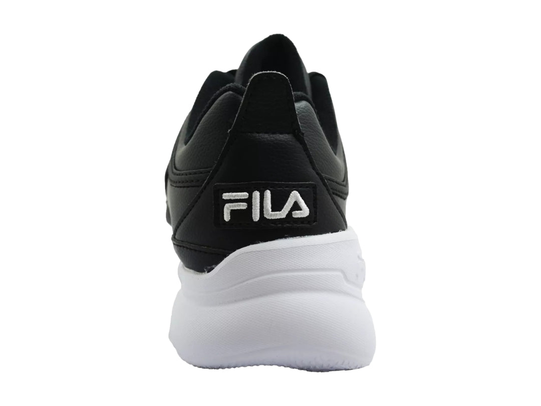 Tenis FILA negros con suela blanca gruesa y diseño deportivo.