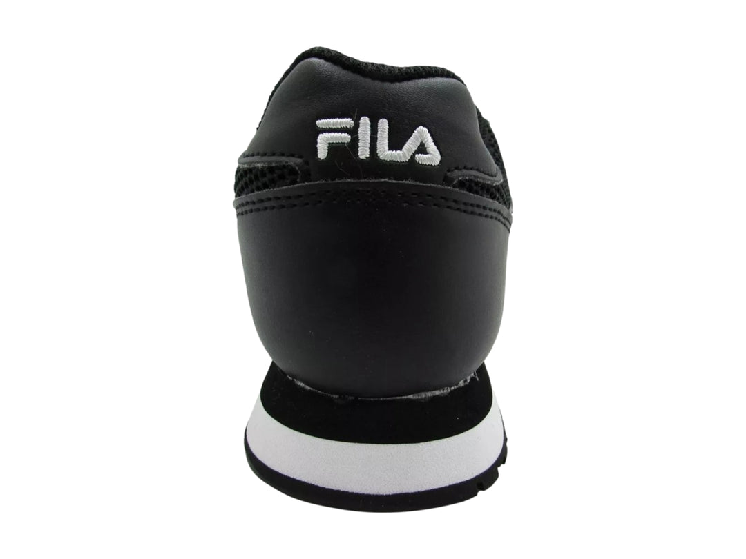 Tenis deportivos FILA color negro con suela blanca y logotipo blanco en el costado.