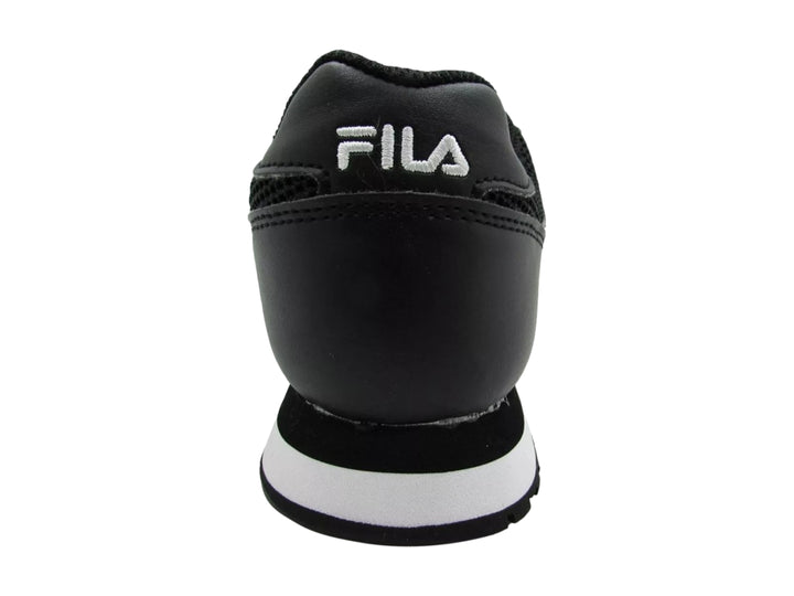 Tenis deportivos FILA color negro con suela blanca y logotipo blanco en el costado.